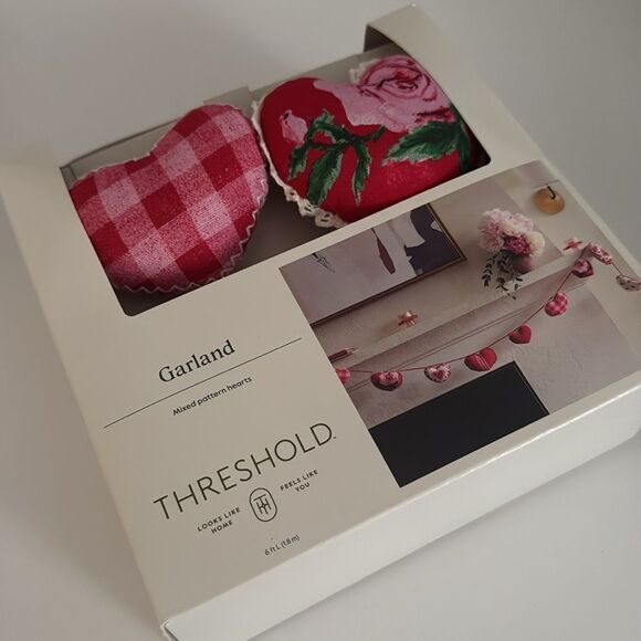 Threshold Red Holiday Garland with Heart Design NIP - Picture 3 of 4